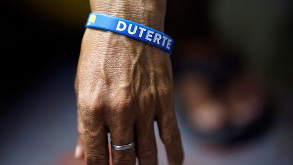 Pulsera con el nombre de Rodrigo Duterte, el presidente de Filipinas - Sputnik Mundo