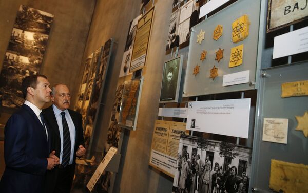 Primer ministro ruso, Dmitri Medvédev, en Jerusalén en el conjunto conmemorativo de la Memoria del Holocausto, Yad Vashem - Sputnik Mundo