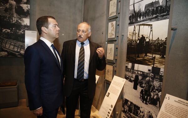 Primer ministro ruso, Dmitri Medvédev, en Jerusalén en el conjunto conmemorativo de la Memoria del Holocausto, Yad Vashem - Sputnik Mundo