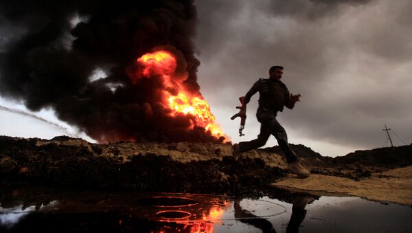 Fuego en la región petrolera de Qayyarah, Irak - Sputnik Mundo