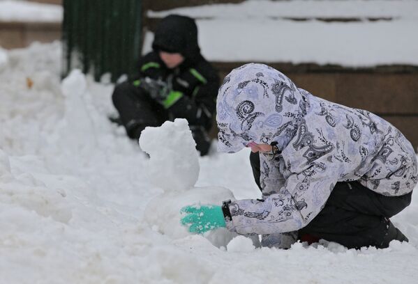 Jóvenes moscovitas crean estatuas de nieve - Sputnik Mundo