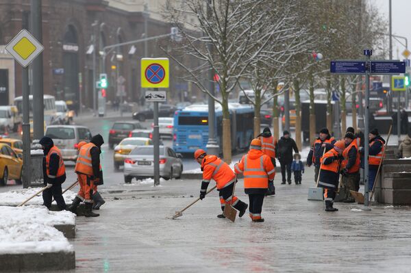 Trabajadores comunitarios limpian la calle Tverskaya, en pleno centro de Moscú - Sputnik Mundo