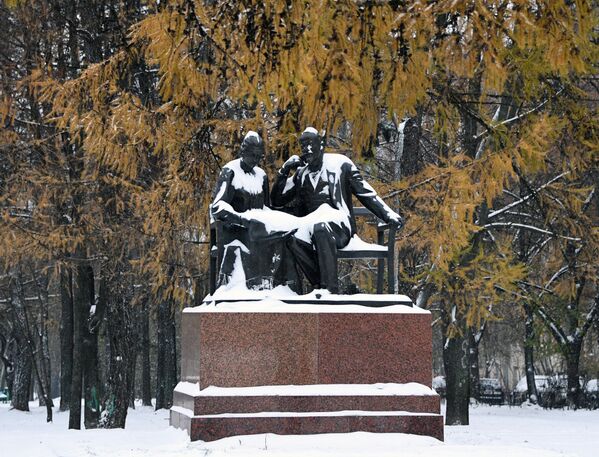 Monumento al revolucionario bolchevique Vladímir Lenin y su esposa, Nadia Krúpskaya, en Moscú - Sputnik Mundo