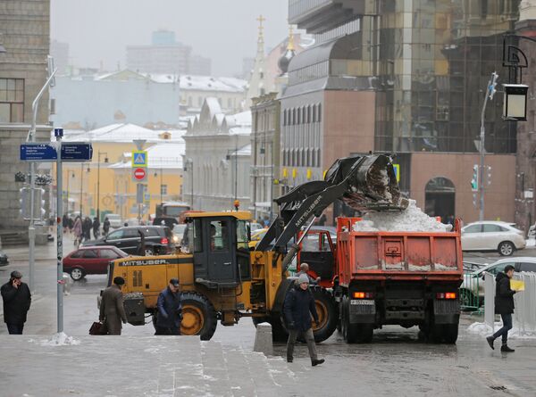 Trabajadores comunitarios limpian las calles de Moscú - Sputnik Mundo