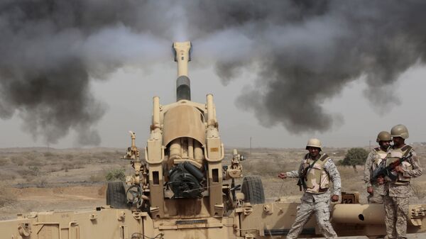 Artillería saudí durante operaciones de combate en la frontera con Yemen (archivo) - Sputnik Mundo