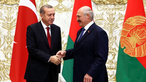 Recep Tayyip Erdogan, presidente de Turquía y el presidente de Bielorrusia, Alexandr Lukashenko - Sputnik Mundo