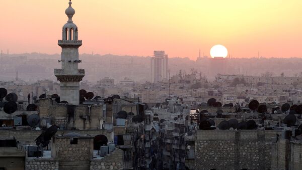 The sun sets over Aleppo as seen from rebel-held part of the city, Syria October 5, 2016. - Sputnik Mundo