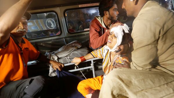 Una mujer herida durante la explosión en Pakistán - Sputnik Mundo