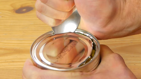 Cómo abrir una conserva con una simple cuchara - Sputnik Mundo