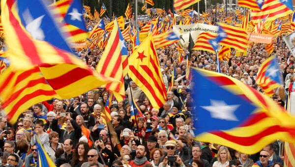 People hold Catalan separatist flags, known as Esteladas, during a gathering to protest against legal challenges made by Spain's government against pro-independence Catalan politicians, in Barcelona - Sputnik Mundo