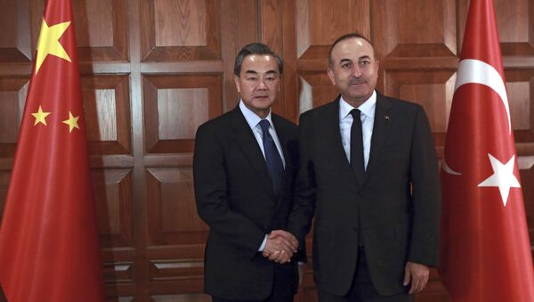 El ministro chino de Exterior, Wang Yi  y su homólogo turco, Mevlüt Cavusoglu - Sputnik Mundo