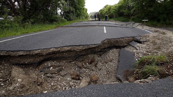 A fractured road caused by an earthquake stops vehicle access near the town of Ward, 70 kilometers south of Blenheim on New Zealand's South Island, November 14, 2016. - Sputnik Mundo