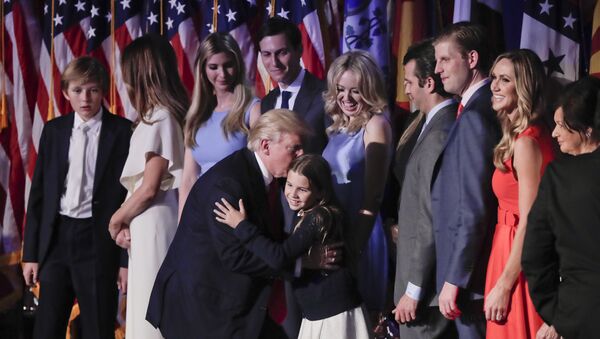 El presidente electo de EEUU, Donald Trump, con su familia - Sputnik Mundo