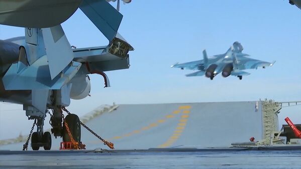 Истребитель Су-33 производит посадку на палубу тяжелого авианесущего крейсера Адмирал Флота Советского Союза Кузнецов у берегов Сири - Sputnik Mundo