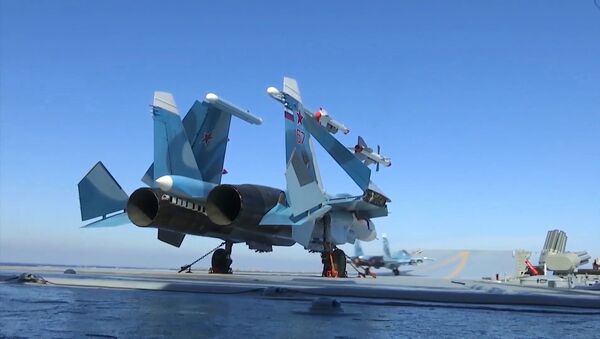 El Su-33 ruso en la cubierta del portaviones Almirtante Kuznetsov - Sputnik Mundo