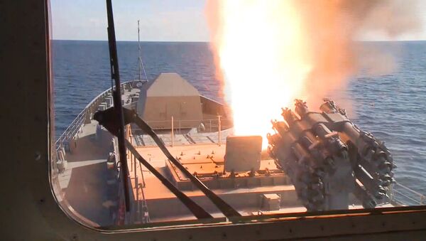 Ofensiva del portaviones Almirante Kuznetsov y la fragata Almirante Grigoróvich en Siria. - Sputnik Mundo