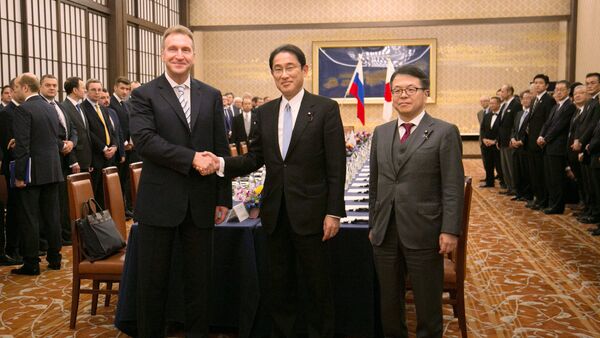 Igor Shuvalov, vicepresidente del gobierno ruso.  y  Fumio Kishida, ministro japonés de Asuntos Exteriores (en el centro) - Sputnik Mundo