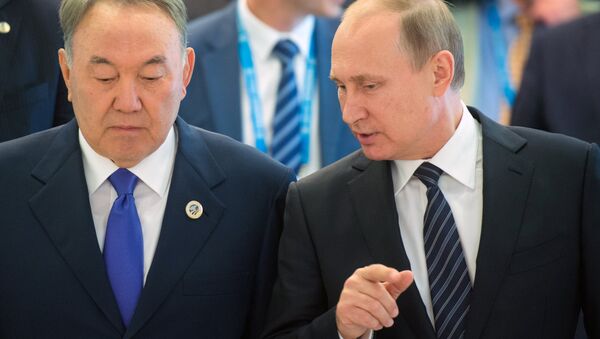 El presidente ruso, Vladímir Putin con su homólogo kazajo, Nursultán Nazarbáev - Sputnik Mundo