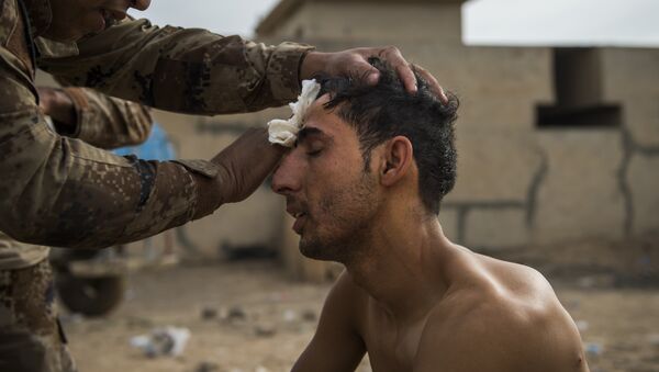 Un soldado del Ejército de Irak recibiendo asistencia médica - Sputnik Mundo