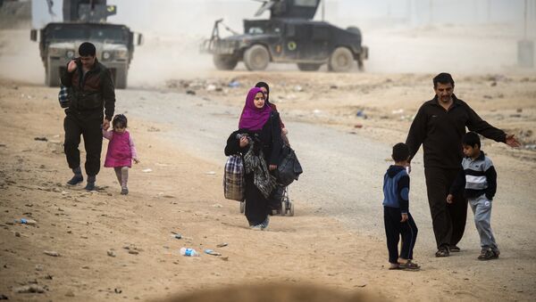 Iraquíes huyen a una zona en poder de las fuerzas especiales iraquíes en el barrio de Samah en Mosul - Sputnik Mundo