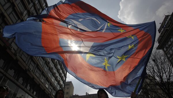 Una bandera contra la coperación de la OTAN y la UE - Sputnik Mundo