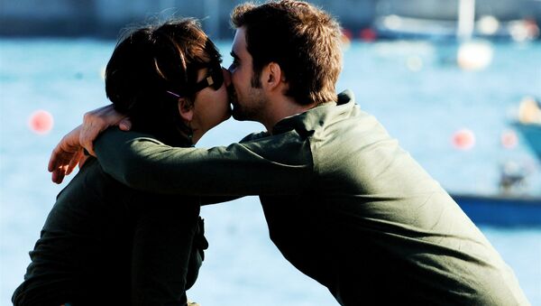 Hombre y mujer besándose - Sputnik Mundo