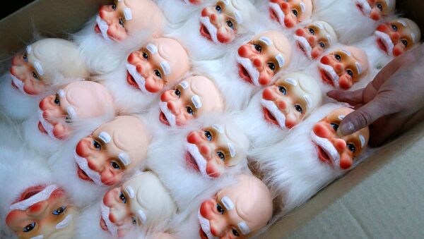 Un empleado acomoda los juguetes de Ded Moroz, equivalente ruso de Santa Claus - Sputnik Mundo