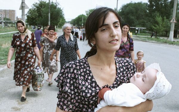 Las mujeres se evacúan de la ciudad tras el anuncio del asalto de Grozni - Sputnik Mundo