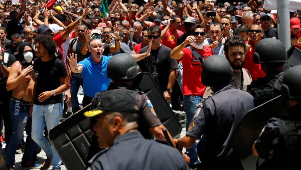 Funcionarios públicos protestan frente a la Asamblea Legislativa del Estado de Río de Janeiro - Sputnik Mundo