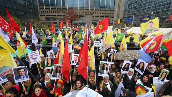 Una manifestación en Bruselas contra la política represiva del presidente turco Recep Tayyip Erdogan - Sputnik Mundo