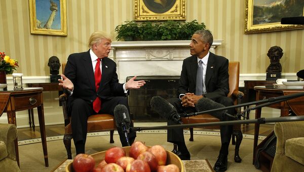 Donald Trump, presidente de EEUU, y Barack Obama, su predecesor - Sputnik Mundo