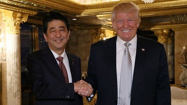 Shinzo Abe, primer ministro de Japón, y Donald Trump, presidente electo de EEUU - Sputnik Mundo