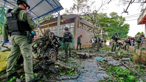 Military personnel inspect the site of a bomb attack at Yaring district, which injured five local residents according to local media, in the troubled southern province of Pattani, Thailand - Sputnik Mundo