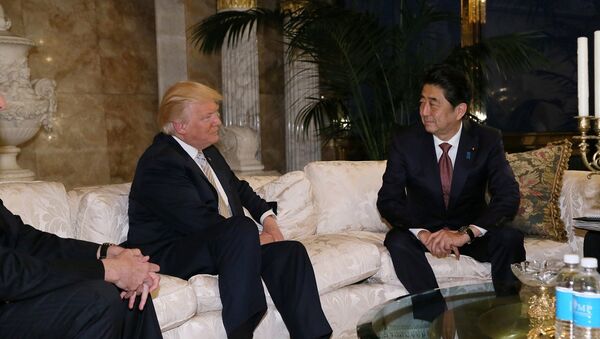 Donald Trump, presidente electo de EEUU, y Shinzo Abe, primer ministro de Japón - Sputnik Mundo