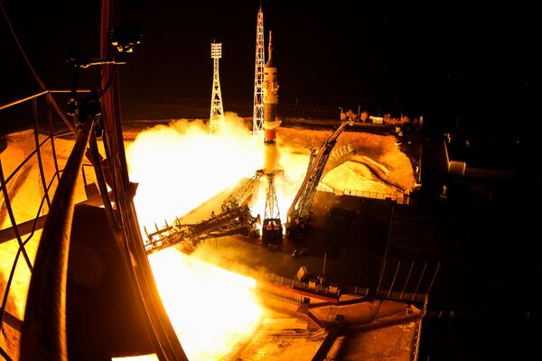Hasta la vista, Tierra: el lanzamiento de la Soyuz con la nueva tripulación de la EEI - Sputnik Mundo