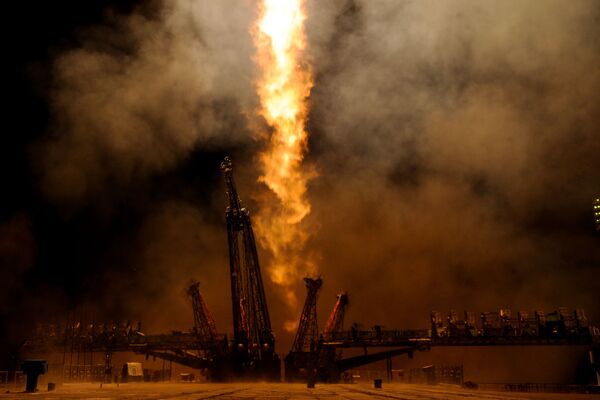 Hasta la vista, Tierra: el lanzamiento de la Soyuz con la nueva tripulación de la EEI - Sputnik Mundo