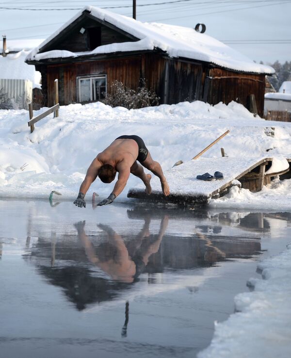 Natación en pleno invierno para la gente más caliente de Rusi - Sputnik Mundo