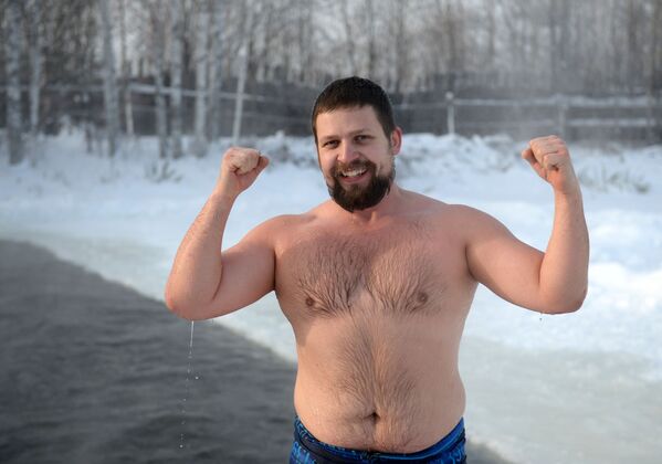 Natación en pleno invierno para la gente más caliente de Rusi - Sputnik Mundo