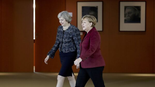 La canciller de Alemania, Angela Merkel y la primera ministra del Reino Unido, Theresa May (archivo) - Sputnik Mundo
