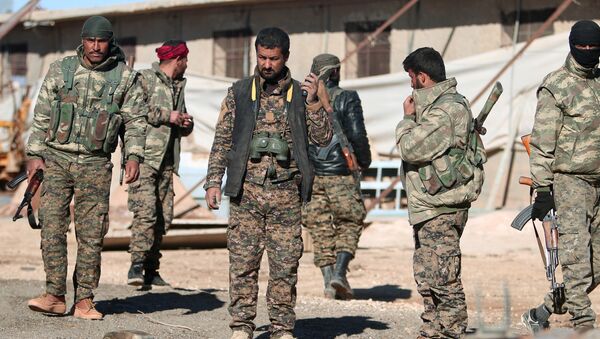 Syria Democratic Forces (SDF) fighters gather near the town of Tel al-Saman in the northern rural area of Raqqa, Syria November 17, 2016. REUTERS/Rodi Said - Sputnik Mundo