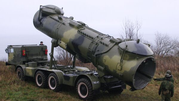 La variante móvil de la instalación de lanzamiento de los misiles de crucero P-35. Crimea está dotada con silos estacionarios para este tipo de municiones - Sputnik Mundo