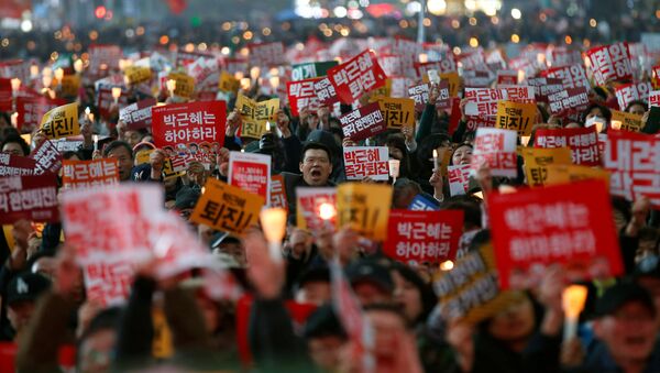 Protesters shout slogans at a protest calling South Korean President Park Geun-hye to step down, in Seoul, South Korea, November 19, 2016. REUTERS/Kim Kyung-Hoon - Sputnik Mundo