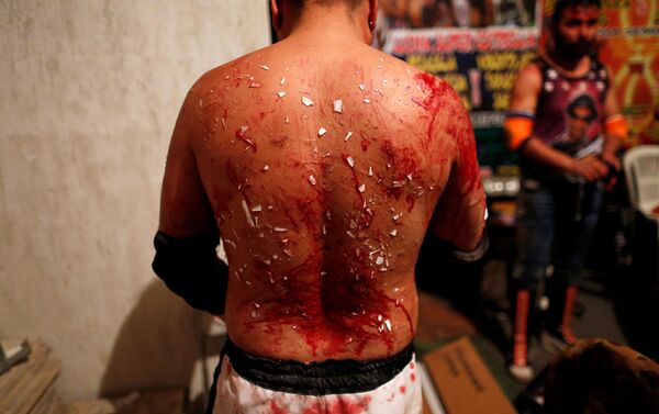 El luchador Ciclope muestra su espalda cubierta de sangre y vidrio después de una lucha extrema - Sputnik Mundo