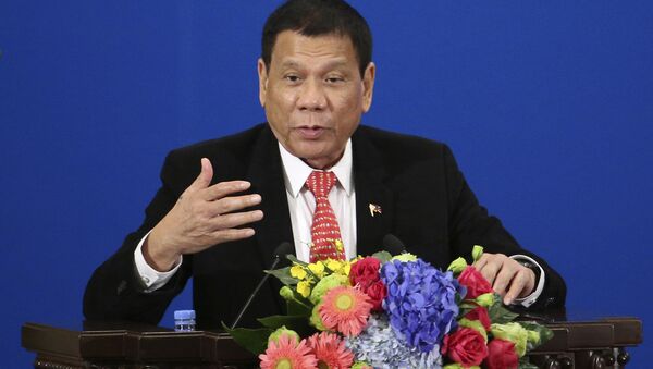 Philippine President Rodrigo Duterte delivers a speech during the Philippines-China Trade and Investment Forum at the Great Hall of the People in Beijing - Sputnik Mundo
