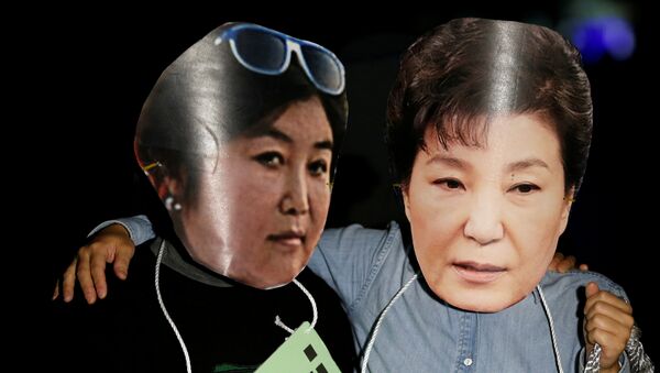 Manifestantes surcoreanos con las fotos de Park Geun-hye, presidenta del país, y su amiga Choi Soon-sil - Sputnik Mundo