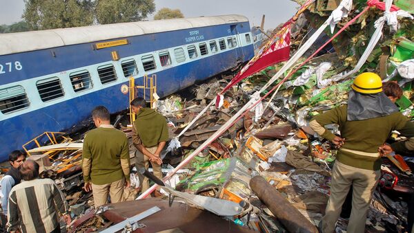 Labores de rescate en el lugar del descarrilamiento de un tren en la India - Sputnik Mundo
