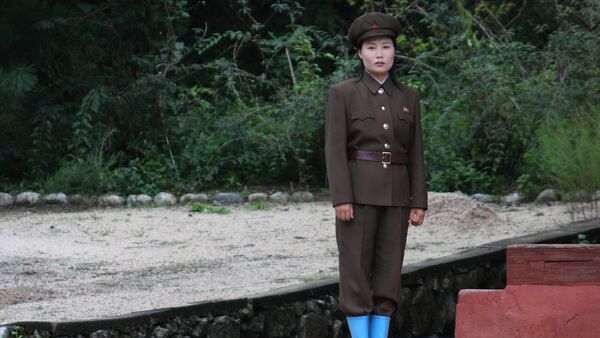 Una mujer soldado norcoreana - Sputnik Mundo