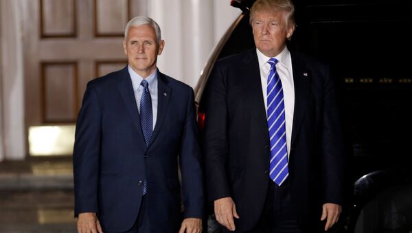 Donald Trump, presidente de EEUU, con Mike Pence, vicepresidente de su administración - Sputnik Mundo