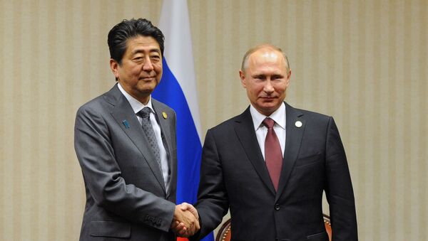 Shinzo Abe, primer ministro de Japón, y Vladímir Putin, presidente de Rusia - Sputnik Mundo