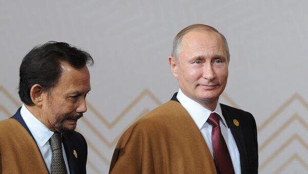 El presidente ruso, Vladímir Putin (derecha), y el sultán de Brunei Haji Hassanal Bolkiah con la prenda nacional peruana en Lima - Sputnik Mundo